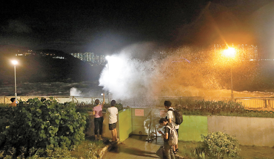 ●「樺加沙」襲港當日入夜後，杏花邨海旁還有不少遊客追風。 資料圖片