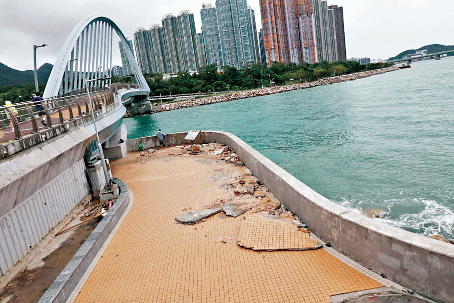 ●「樺加沙」吹襲下，將軍澳海濱一帶損毀嚴重，路面地磚亦遭沖毀。 香港文匯報記者黃宇威  攝