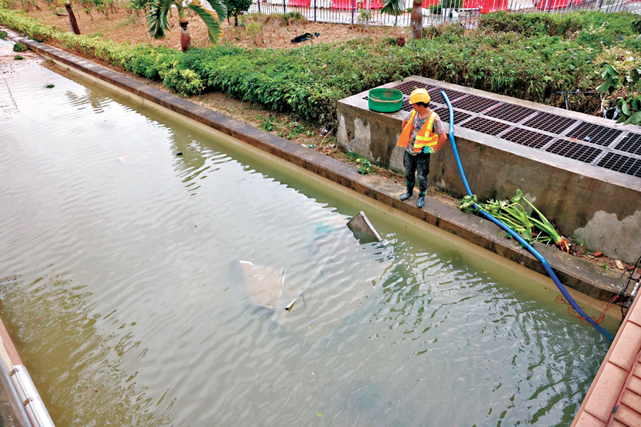 ●有工人在將軍澳海濱附近的隧道抽走積水。香港文匯報記者劉友光  攝