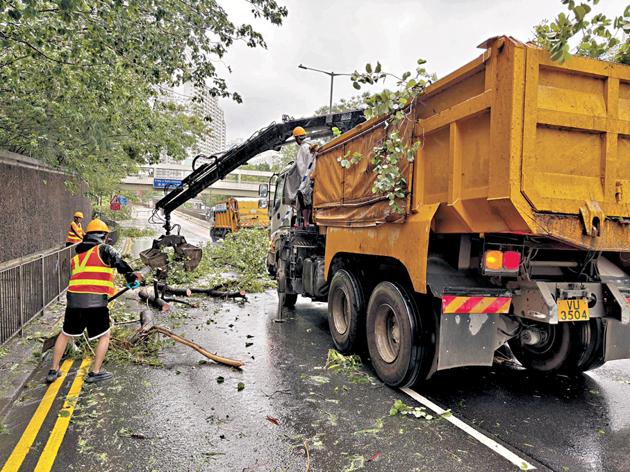 ●路政署積極協助清理行車道路的障礙物。路政署Fb圖片