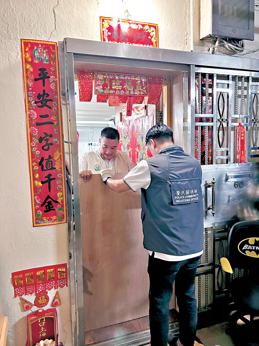 ●區議會、關愛隊、地區「三會」等互相配合，在颱風前夕為美援新村住戶安裝好17套擋水閘。 受訪者供圖