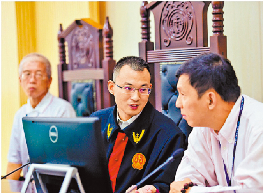 ●前海法院法官在案件審理中與港人陪審員（右）交流。 資料圖片