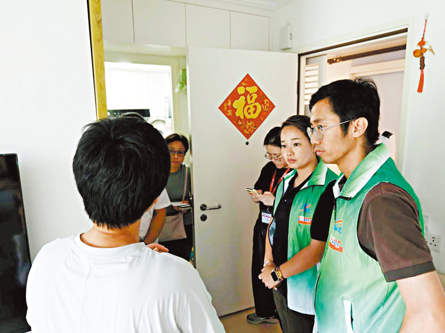 ●皇后山關愛隊上門探訪，逐戶了解水質狀況。 作者供圖