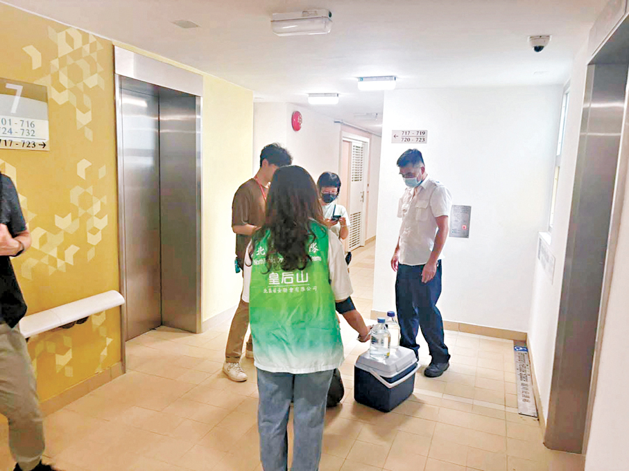 ●關愛隊為有需要住戶送水上門，希望居民能安心用水。 作者供圖