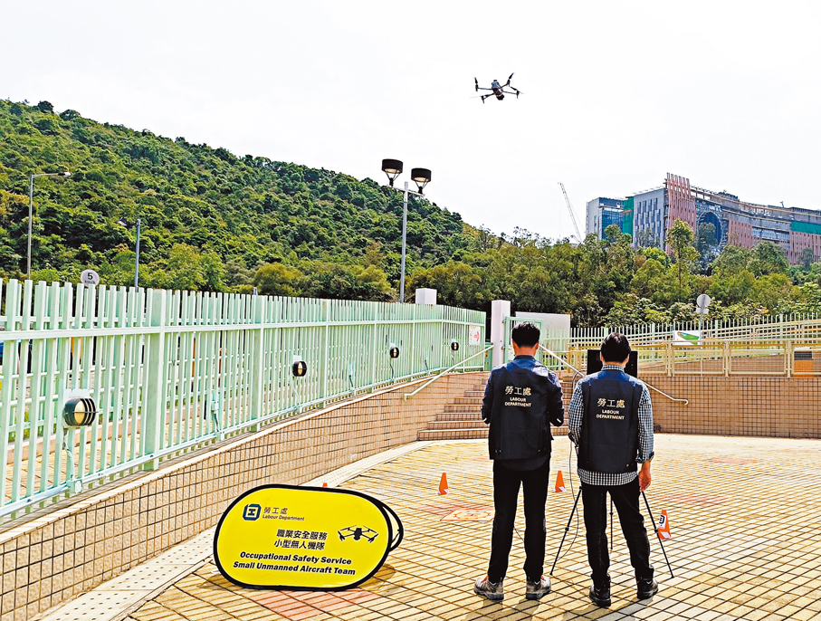 ●勞工處將於10月起使用小型無人機協助巡查及執法。圖示職業安全主任演練使用小型無人機。