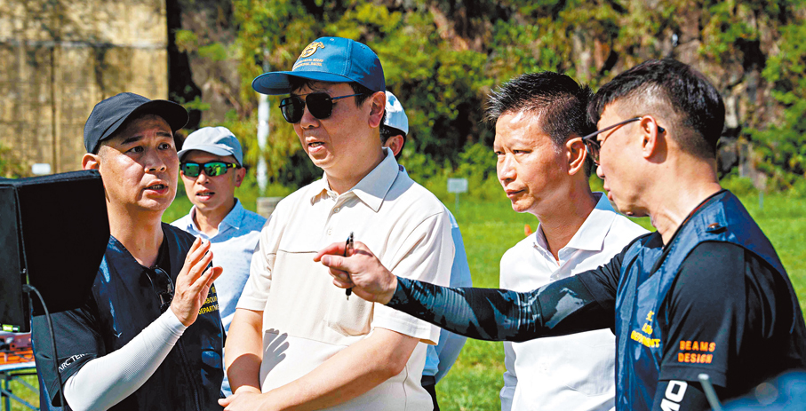 ●勞工處處長許澤森（前排右二）及副處長（職業安全及健康）馮浩賢（前排左二）視察小型無人機演練。