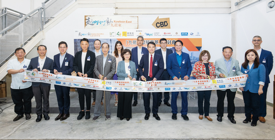 ●2023年6月鄧家彪首次為九龍東CBD2舉辦研討會，邀請到發展局局長甯漢豪（前排左六）、大紫荊勳賢楊孫西（前排左五）、香港生產力促進局主席、立法會議員陳祖恒（前排左四）、時任中央政府駐港聯絡辦九龍工作部副部長祝小東（前排左七）等主禮分享。