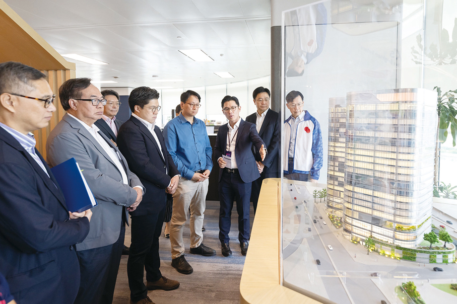 ●九龍東有大量樓齡少於10年的甲級商廈，符合綠建環評標準且租金成本極具優勢。立法會議員盧偉國（左二）、霍啟剛（左四）、陳沛良（右二）、陳振英（右一）參觀區內甲級商廈的創新環保建築設計。