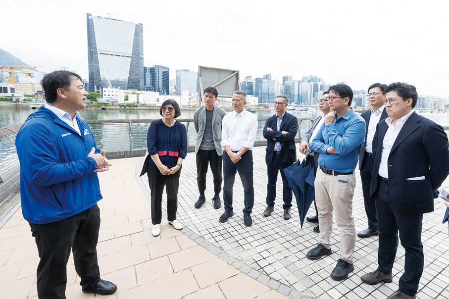 ●鄧家彪獲選為立法會鞏固及促進九龍東第二核心商業區小組委員會主席，與一眾小組委員到啟德實地視察，包括：起動九龍東專員靳嘉燕（左二），立法會議員姚柏良（左四）、盧偉國（左六）、霍啟剛（右一）及陳沛良（右二）。