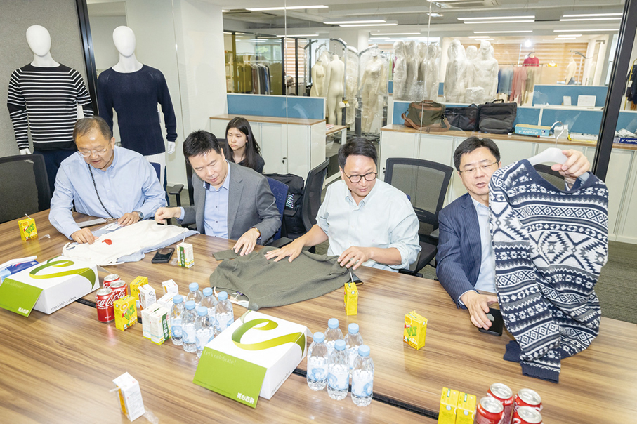 ●鄧家彪建議九龍東大力發展智慧制造，朝小單量、客製化、高增值製造模式發展，推動傳統製造業升級。立法會議員黃錦輝（左一）、嚴剛（左二）、陳沛良（右一）檢視及了解數碼化針織毛衣智能生產綫的運作和成效。