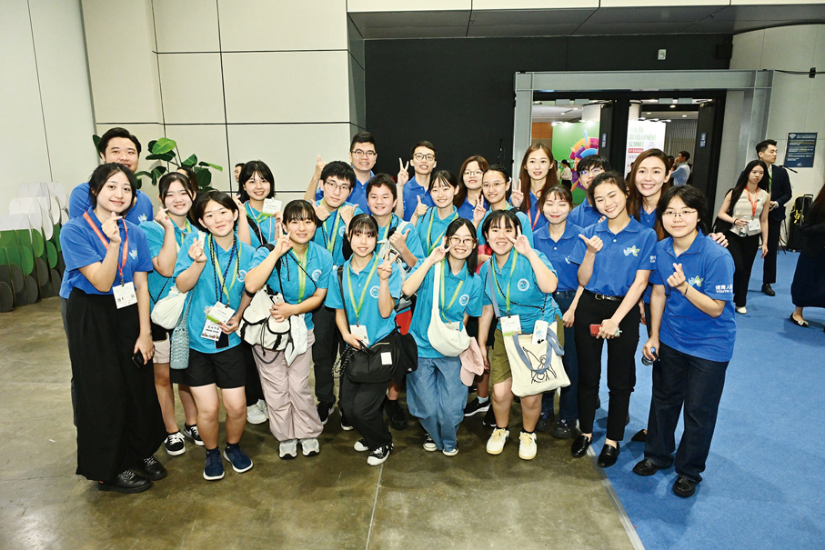 ●青年於首屆論壇合照。