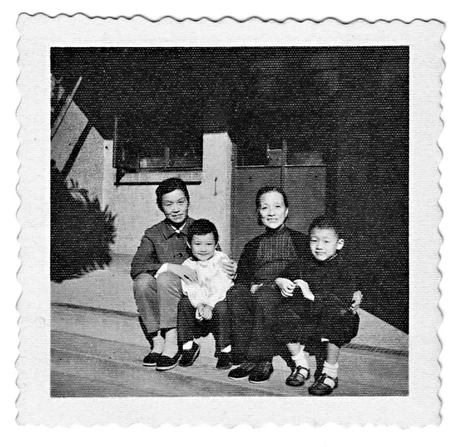 ●（左起）姥姥、陳沖、姥姥的姐姐、哥哥在老宅廊亭合影。 《貓魚》插圖，中和出版供圖