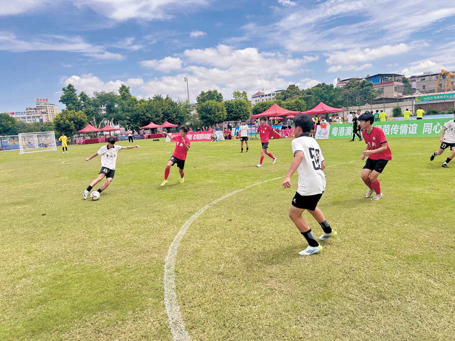 ●以全運會為契機，粵港澳加強足球交流合作。圖為近日在梅州舉行的粵港澳足球交流活動。 香港文匯報記者敖敏輝  攝