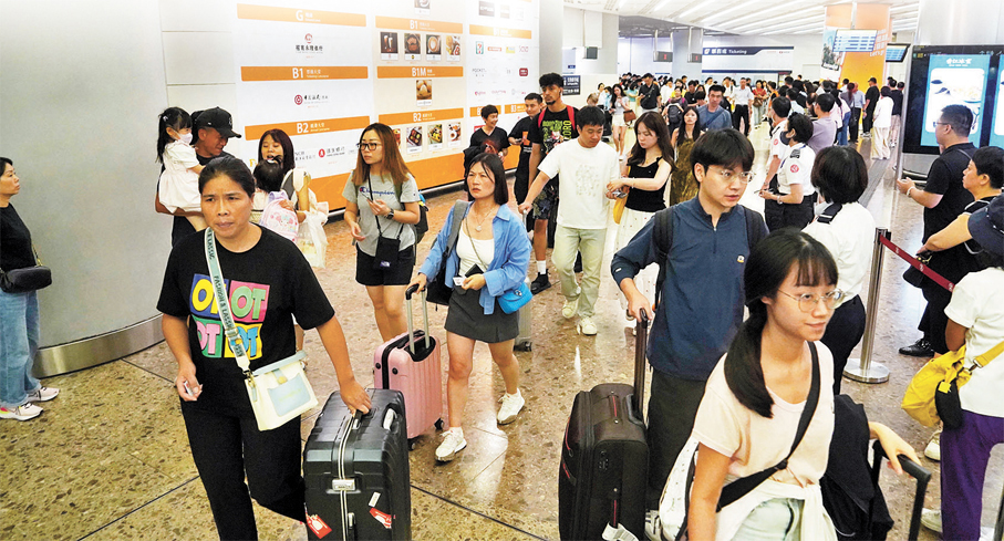 ●入境處預計今年國慶黃金周有876萬人次出入境。圖為去年國慶旅客乘搭高鐵抵港。 資料圖片