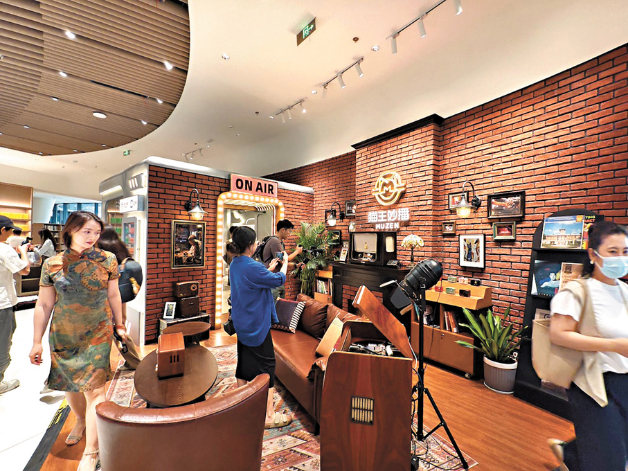 ●「灣區之眼」的貓王聲音實驗室，可以進行AI配音、換臉等科技體驗。