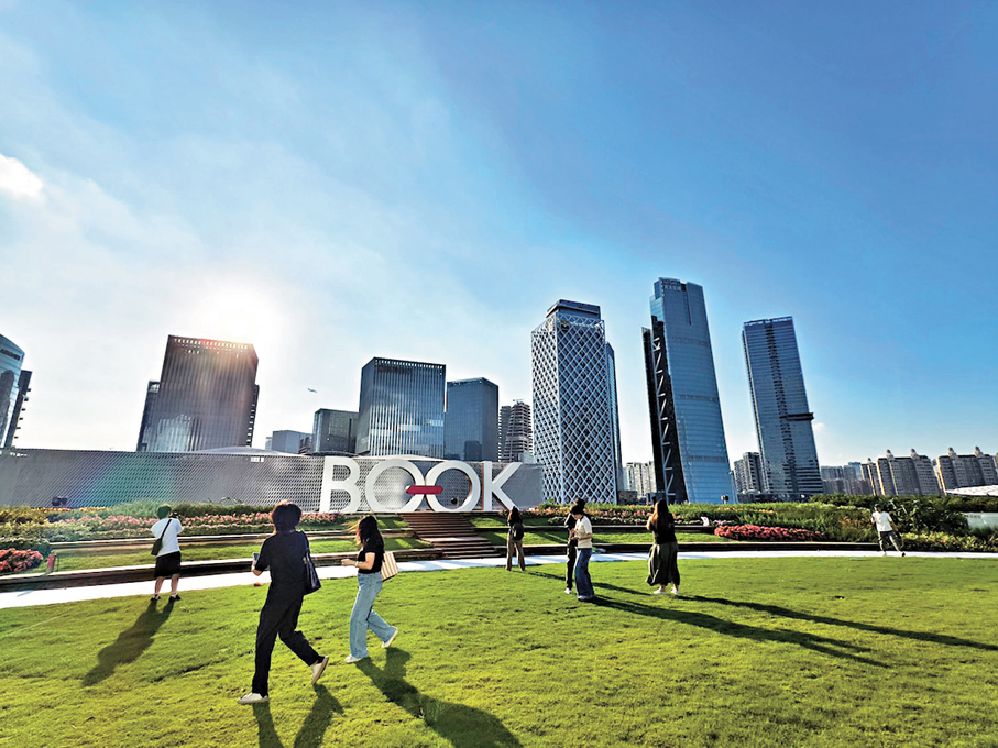 ●遊客打卡「灣區之眼」頂層的超2萬平米星空花園。