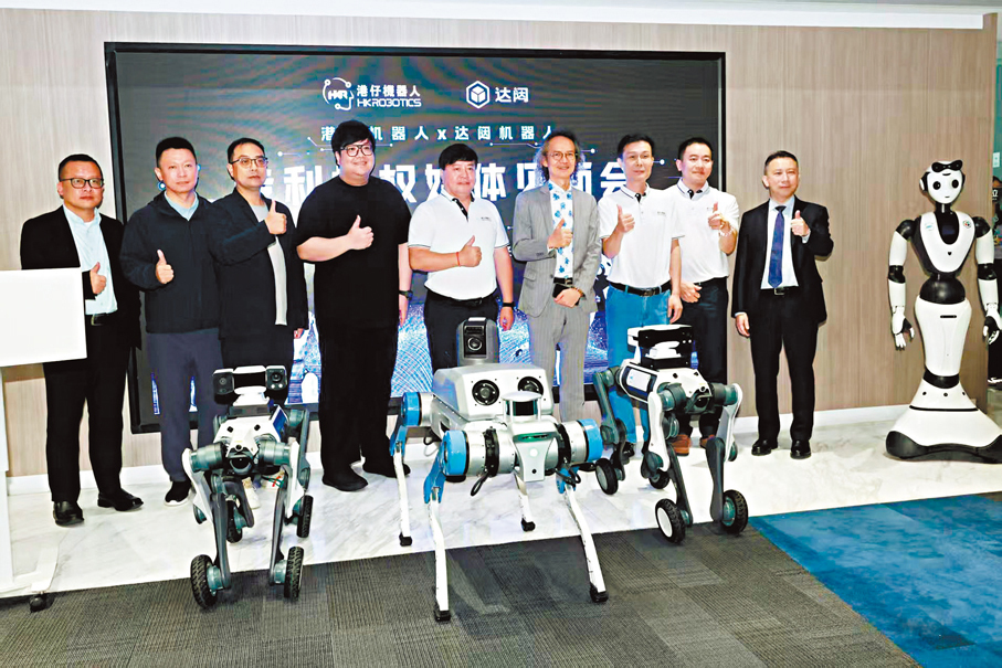 ●港仔機器人昨日與達闥機器人舉行專利授權簽約儀式。 香港文匯報記者北山彥  攝