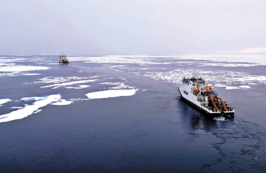●「雪龍2」號（左前）在北極冰區為「深海一號」破冰引航（無人機照片，8月5日攝）。 新華社