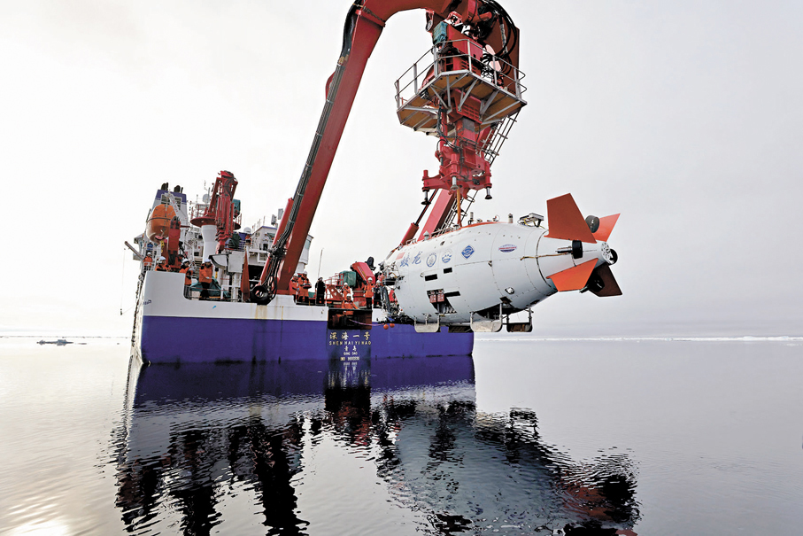 ●8月6日，「蛟龍」號離開母船「深海一號」，準備入水下潛。 新華社