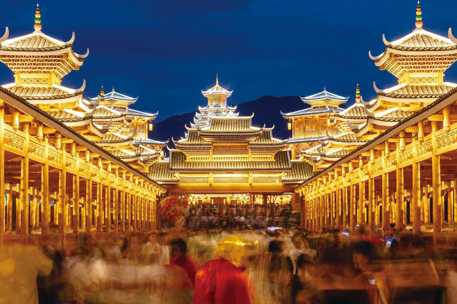 ●夜色下的榆樹灣燈火輝煌，人潮湧動。