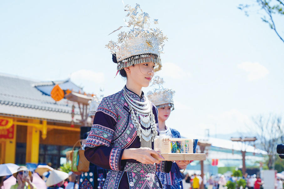 ●身着民族服飾的侗家姑娘。