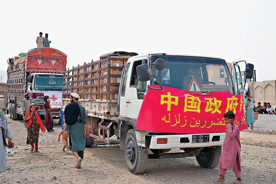 ●中方援助物資運抵阿富汗庫納爾省地震災區。 新華社