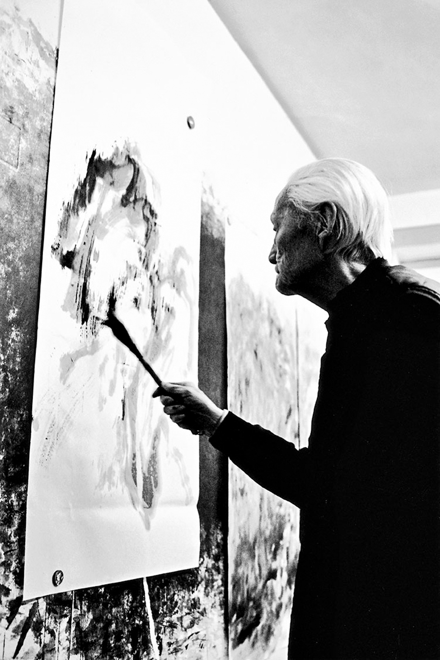 ●2003年春，劉知白在貴陽家中揮毫潑墨的情景。