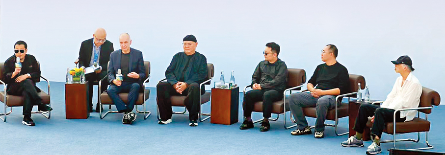 ●賈樟柯（左一）主持大師對話「此刻握手」的主題場次。  香港文匯報記者楊奇霖  攝