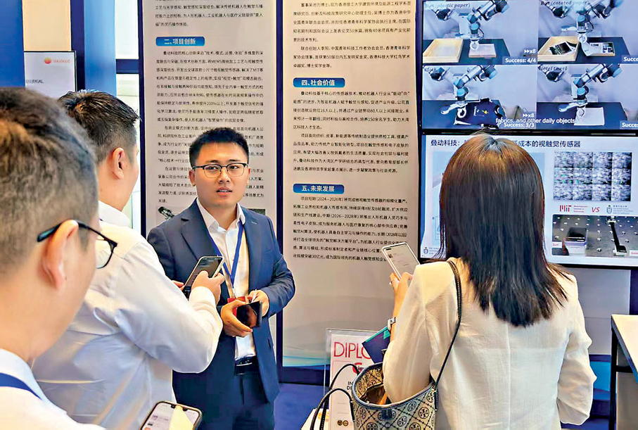 ●香港疊動科技有限公司聯合創始人李陽在展位介紹產品。 香港文匯報記者帥誠  攝