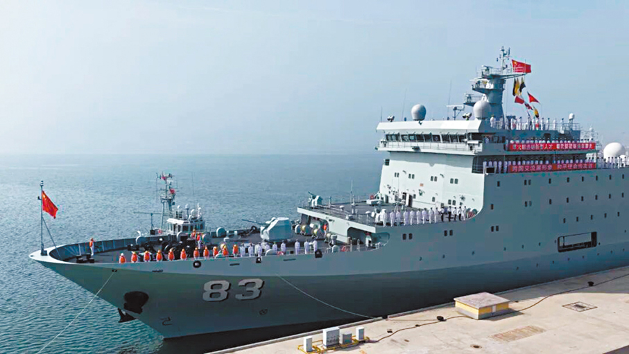 ●戚繼光艦被譽為「海軍軍官搖籃」，滿載排水量近萬噸，舷號為「83」。 新華香港Fb圖片