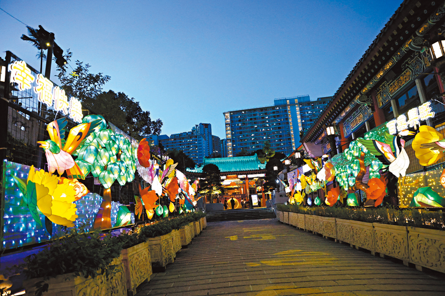 ●嗇色園黃大仙祠中秋綵燈會由昨日起至下月12日舉行。  香港文匯報記者萬霜靈  攝
