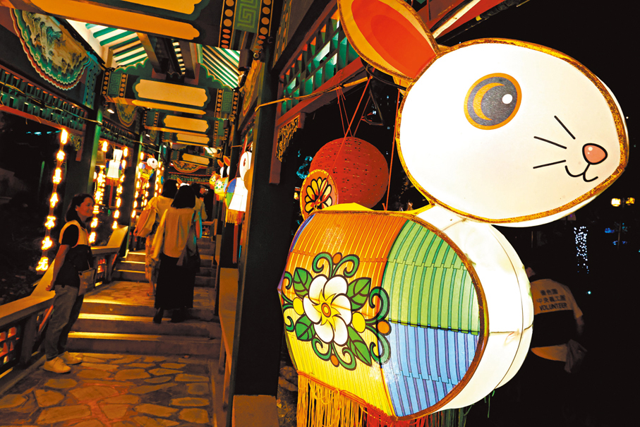 ●綵燈會布滿打卡熱點，設約30組大型花燈裝置。  香港文匯報記者萬霜靈  攝