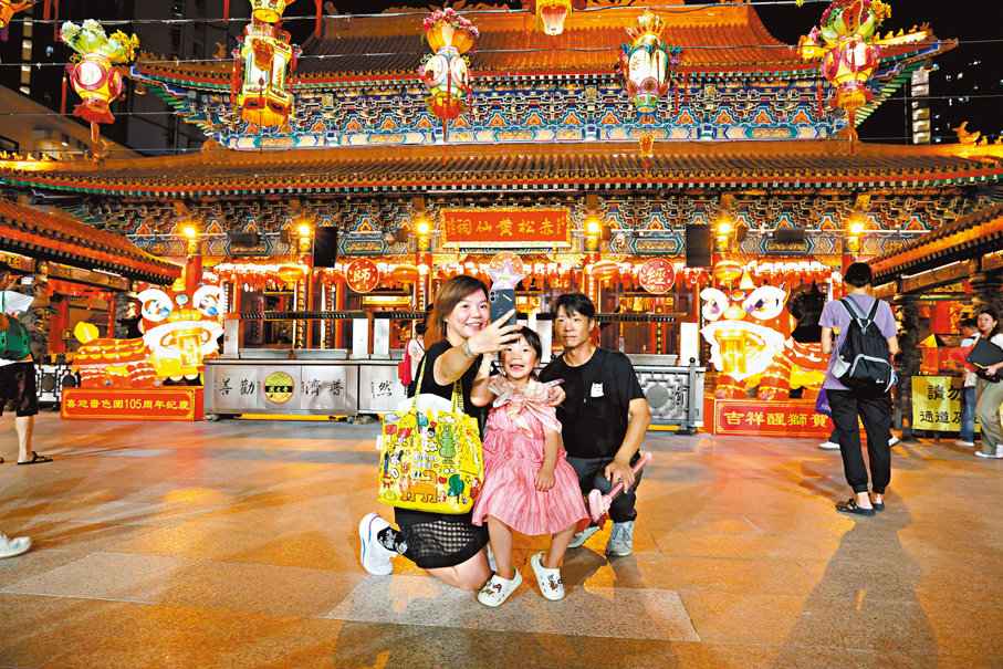 ●袁先生帶同妻女賞燈。 香港文匯報記者萬霜靈  攝