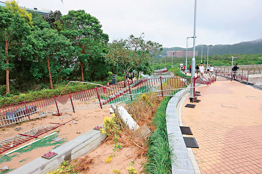 ●將軍澳海濱長廊在「樺加沙」吹襲下遭受破壞，甯漢豪表示，正在單車徑花槽位置加建防浪牆，預計明年完成。 資料圖片