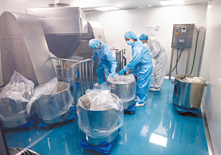 ●太和洞藥廠廠房有嚴格衞生規定。圖為藥廠的外包裝生產線。 香港文匯報記者郭木又  攝