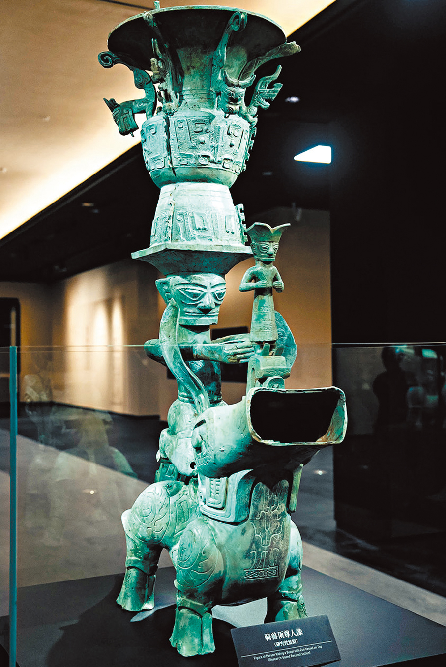 ●青銅騎獸頂尊人像由二號、三號、八號坑殘片拼對。 資料圖片