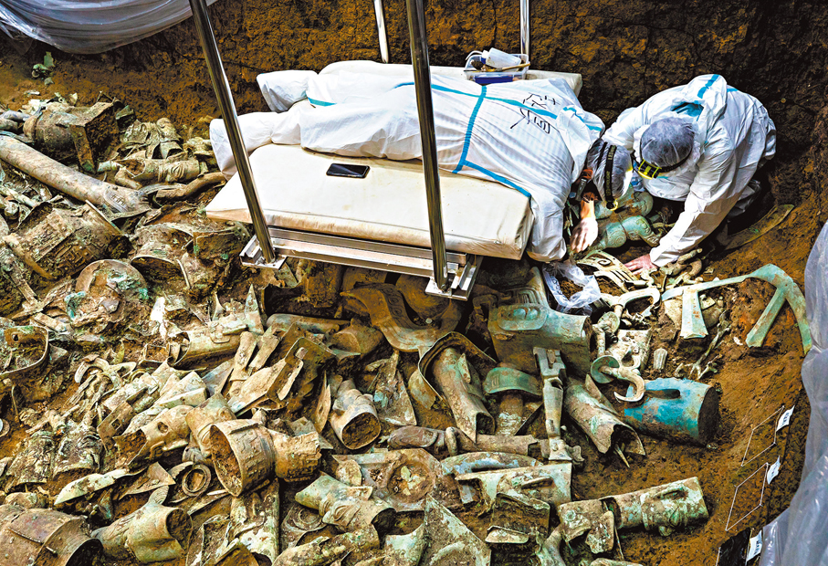 ●2022年6月1日，在位於四川廣漢的三星堆遺址八號「祭祀坑」，考古工作者在清理銅神壇。 資料圖片