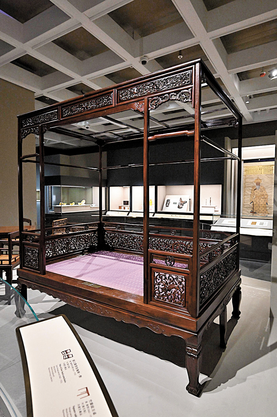 ●構思精巧的子母屜六足六柱架子床，為晚明傢具中匠心獨具之典範。 香港藝術館供圖