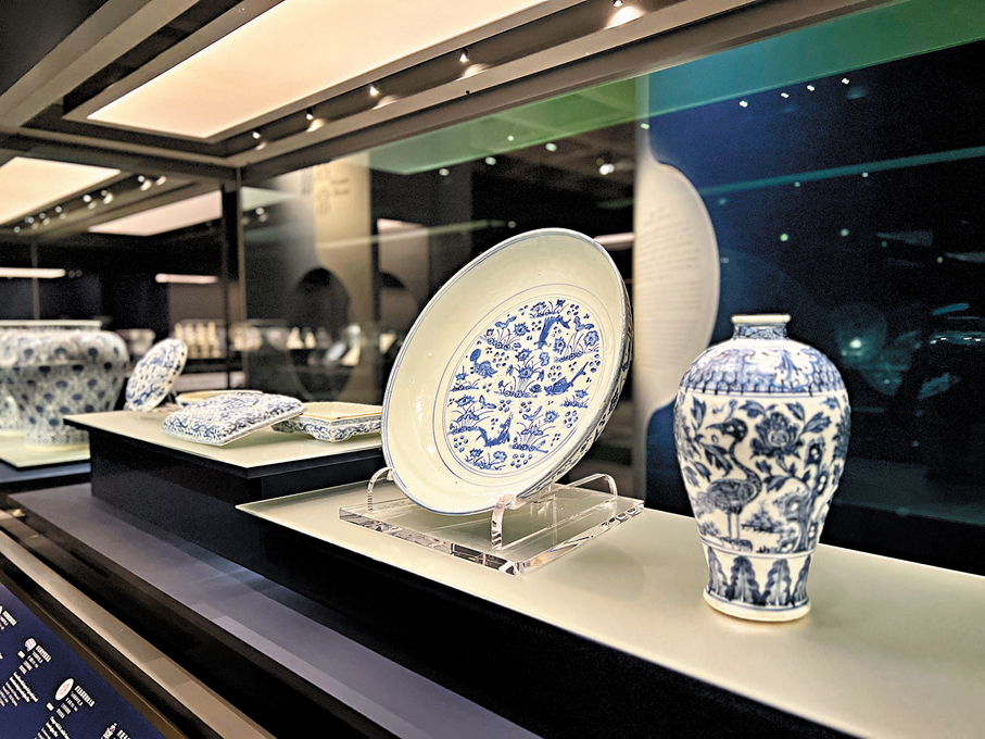 ●展覽中的青花瓷器。