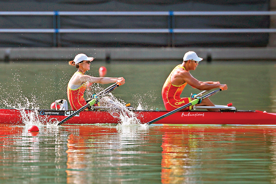 ●中國組合劉爽與蔣繼劍在比賽中。世界賽艇聯合會圖片