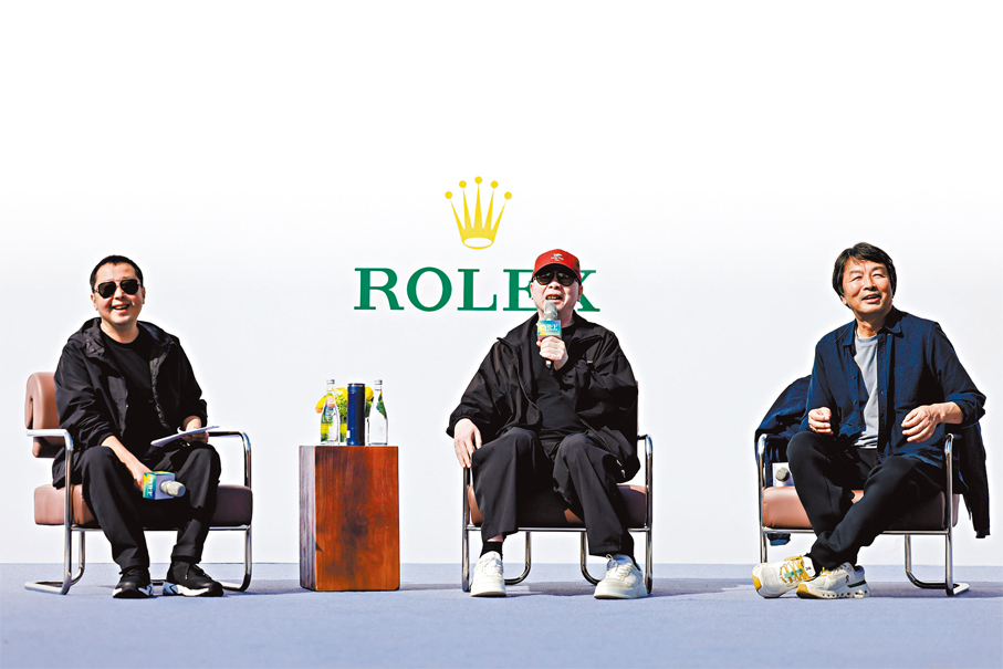 ●（左起）賈樟柯、馮小剛與劉震雲相談甚歡。   受訪者供圖