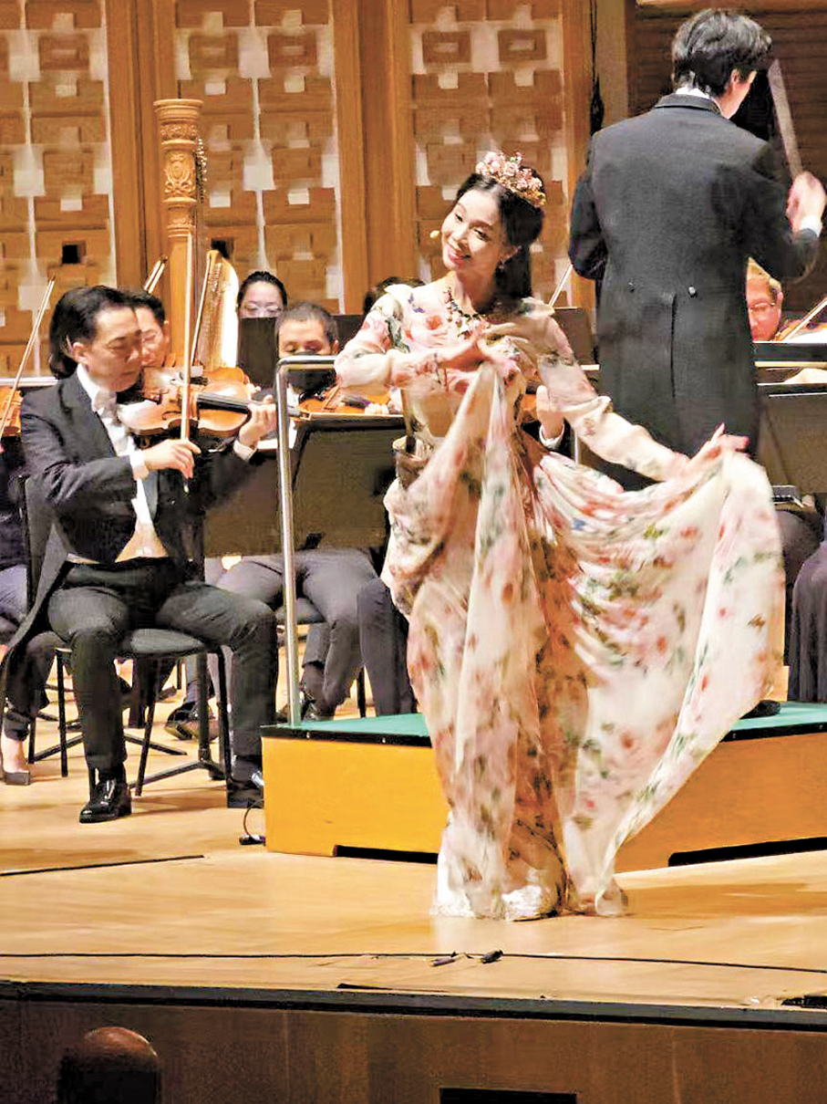 ●林穎施曾和管弦樂團合作，演出粵劇說唱及時裝表演。