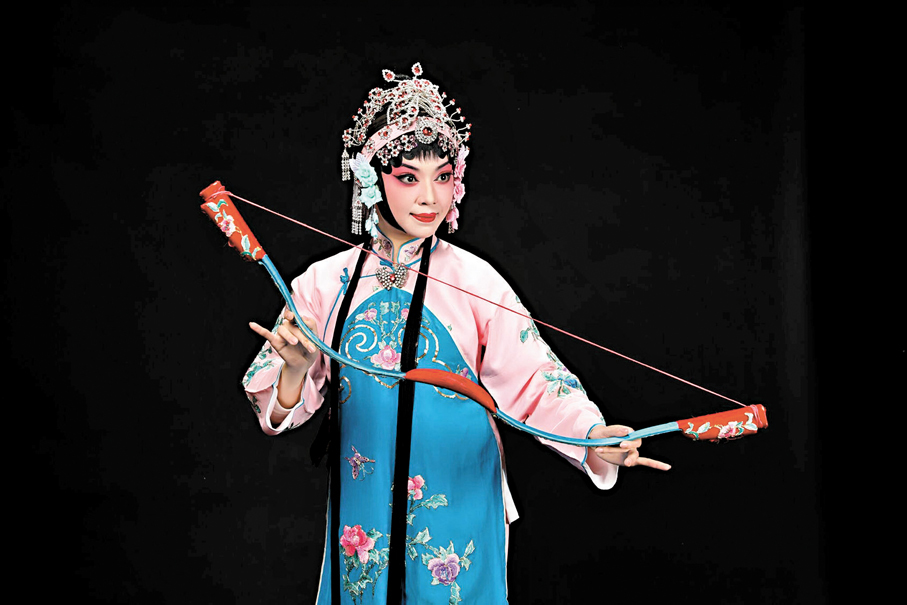 ●張靜文演出《鐵弓緣·茶館》。