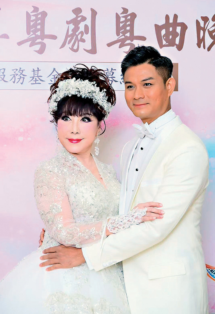 ●10月，仁濟籌款演出衞太夥拍鄧美玲（右）合唱《觀柳還琴》。