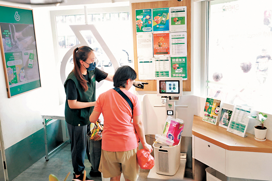 ●鄭健表示，暫緩實施垃圾收費並沒有令市民減廢和回收的意慾下降，反而提高他們的參與意願。圖為市民在「綠在大埔墟」作分類回收。香港文匯報記者北山彥  攝