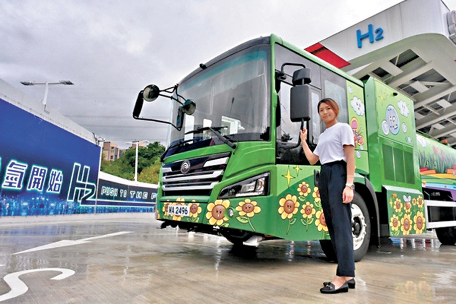 ●李兆凝指，傳統燃油洗街車在運行過程中會排出廢氣，而氫燃料電池洗街車唯一排放物就是水。