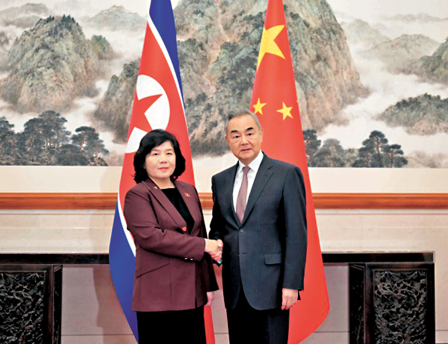 ●9月28日，中共中央政治局委員、外交部長王毅在北京同朝鮮外相崔善姬舉行會談。 外交部網站