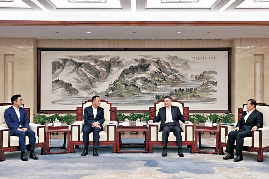 ●劉捷（右二），廉毅敏（右一）在杭州會見蘇清棟（左二）、霍啟山（左一）率領的訪問團。 香港文匯報浙江傳真