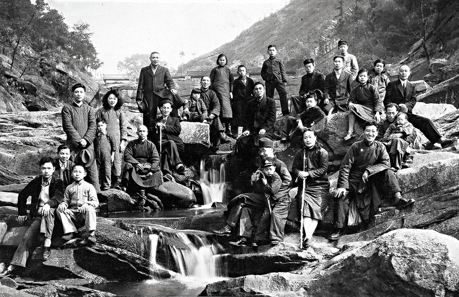 ●1947年，抗戰勝利後，故宮文物西遷三路人馬齊聚重慶。圖為大夥兒一起去重慶南溫泉旅遊。第一排右三為南路負責人莊嚴（手抱為兒子莊靈）。　　 莊靈供圖