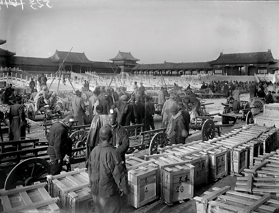 ●1933年山海關淪陷後，故宮博物院理事會議決定將文物精品南遷，以避日寇劫掠。圖為文物箱件集中太和門廣場。